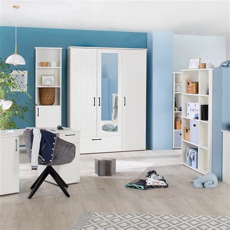 Šviesios spalvos vaikiška spinta