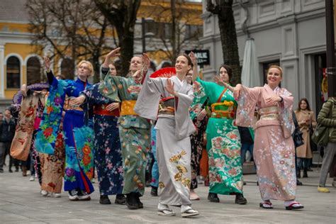 Japoniškos tradicijos ir folkloras
