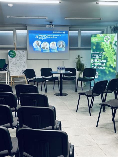 Dainų PSPC darbuotojų margintų kiaušinių paroda