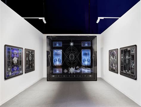 Menininkė Joey Holder pristato savo praktiką