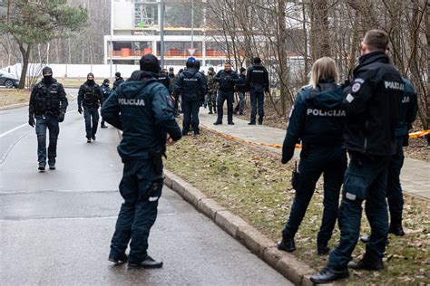 Policijos pareigūnai dirba su byla