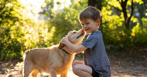 Vaikas glostantis naminį gyvūną
