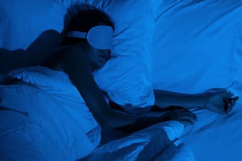 Schematinis vaizdas, kaip mėlyna šviesa veikia miego hormonus