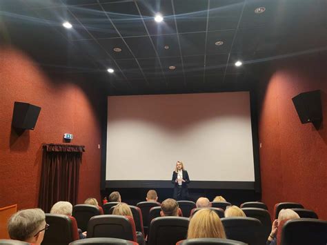 Tėvai ramina vaiką kino salėje