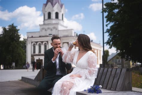 Nuotrauka: benamis žmogus sėdi ant suoliuko gatvėje