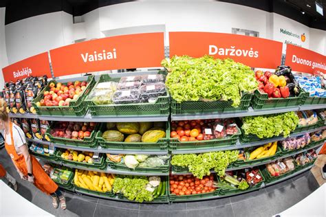 Nuotrauka: gyventojai, gaunantys maisto davinį iš „Carito“