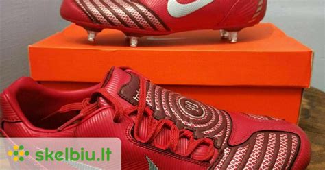 Schematinis vaizdas su skirtingų tipų futbolo batelių pado pavaizdavimu