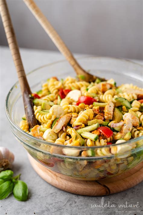 Įvairių daržovių ir mėsos derinys makaronams