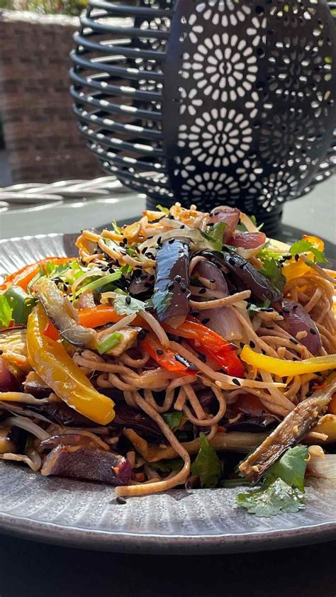 Lėkštė su įvairiaspalviais makaronais ir daržovėmis