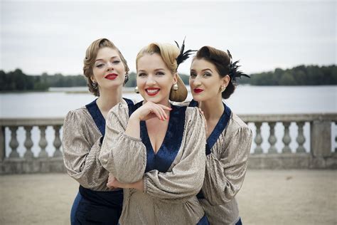 moterys derina motinystę ir karjerą