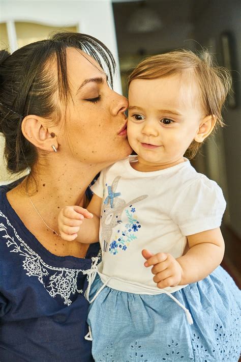 kūdikis daro pratimus su mama