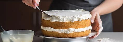 Įvairūs kremai ir ingredientai tortui