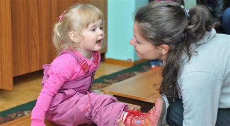 Suaugęs žmogus kalbasi su vaiku