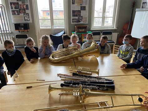 vaikai daro naminius muzikos instrumentus
