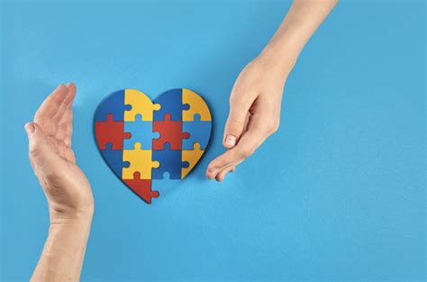 Vaikas su pieštuku ir popieriumi