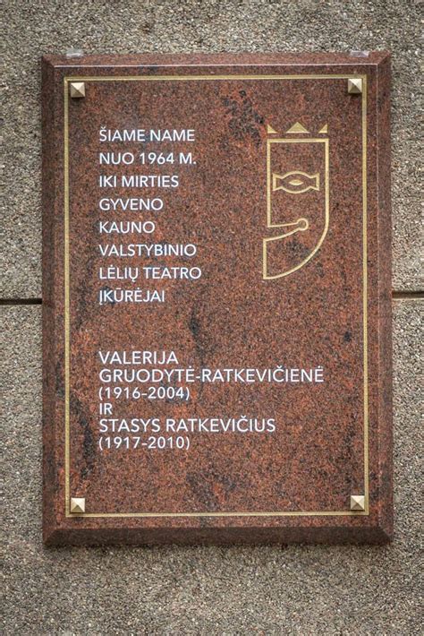 Stanislovas Tomas su Kūju prie memorialinės lentos