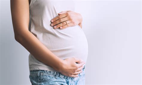 Nėščia moteris dainuoja prie pilvo