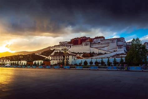 Jaunas Dalai Lama kelionėje į Lhasą