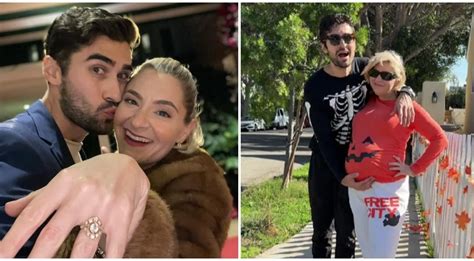 Nuotrauka: besilaukianti moteris su obuoliu