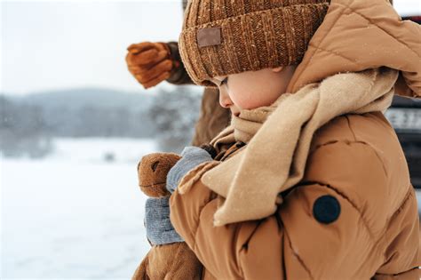 Kūdikis, dėvintis pavasarinę striukę