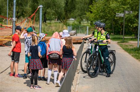 vaikai važiuoja dviračiais ir paspirtukais