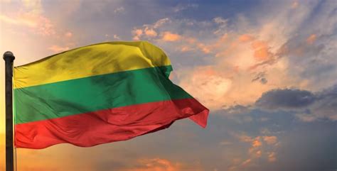 Saulėtekis virš Lietuvos laukų