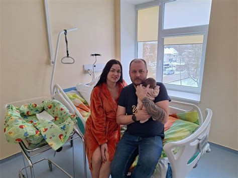 Kūdikis ragauja pirmąją košę