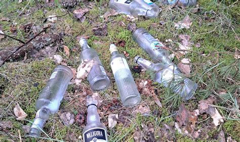vaikas meta siuksles i perdirbimo konteineri