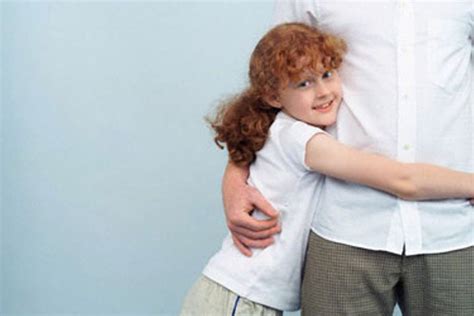 Tėvai ir vaikai, bendraujantys ramioje aplinkoje