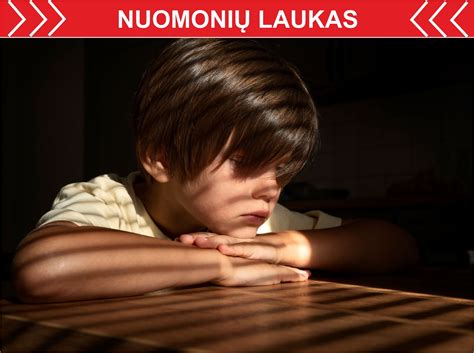 Vaikas dziaugiasi savo nupiestu paveiksliuku