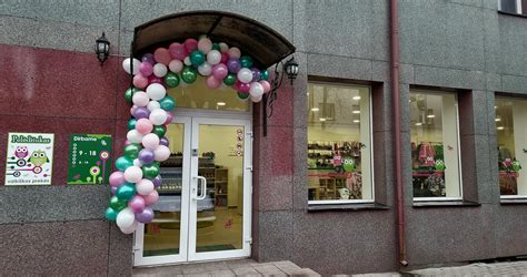 Darbuotojai bendrauja su vaikais vaikiškų prekių parduotuvėje