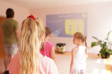 Nuotrauka, iliustruojanti vaikų fizinį aktyvumą darželyje