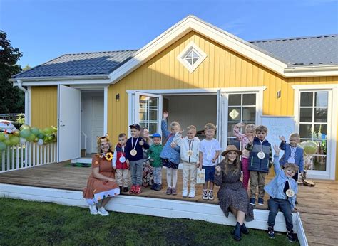 vaikų grupė darželyje daro gerus darbus