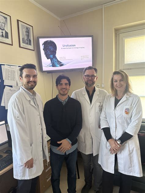 Gydytojų komanda konsultuoja pacientę Kauno klinikose