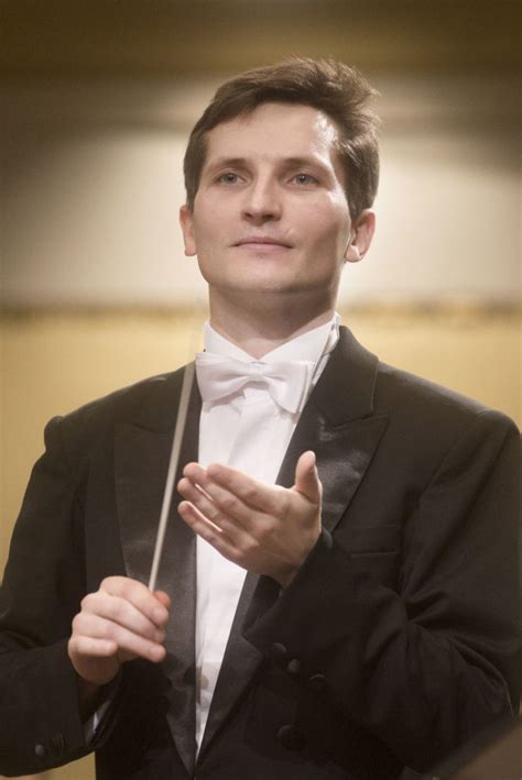 Modestas Barkauskas diriguojantis orkestrui