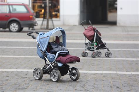 vaikiško vežimėlio gabenimas lėktuve