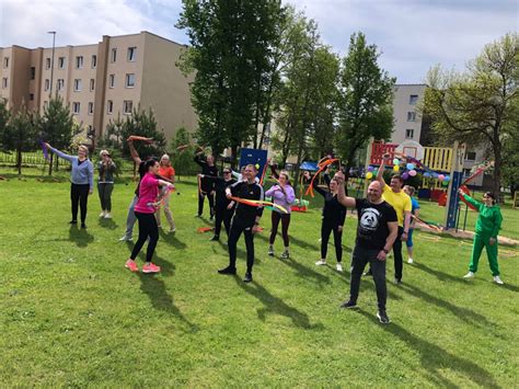 šeima sportuoja kartu