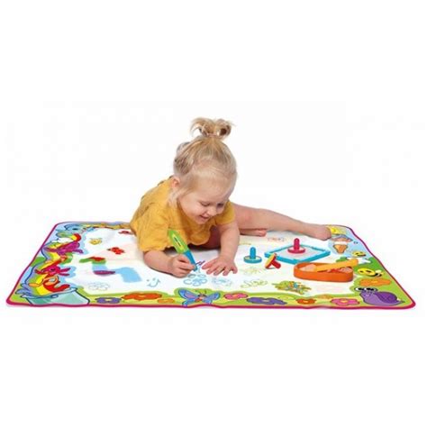 Vaikas piešia ant vandens kilimėlio