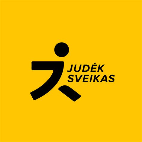 Kūdikis ant pilvo atlieka pratimus ant kieto pagrindo