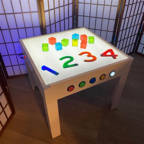 Robotukas „Bee-bot“ ir šviesos stalas edukacinėje veikloje