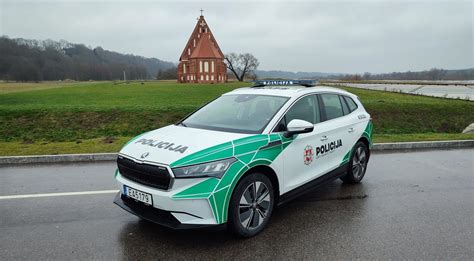 Policijos automobilis gaudo nusikaltėlį