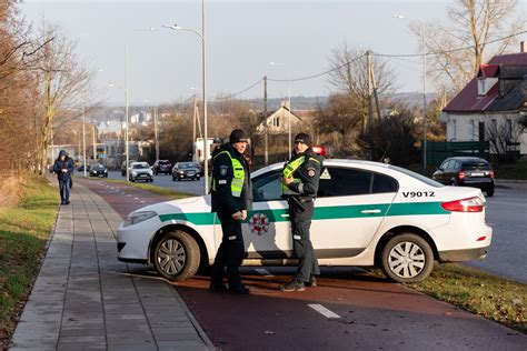 Motociklo vairuotojas su vaiku keleiviu ant kelio