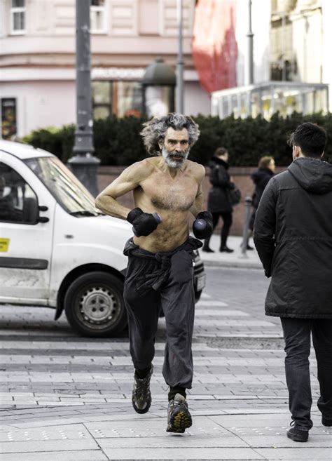 Alanas Petrauskas bėgantis basas per sniegą
