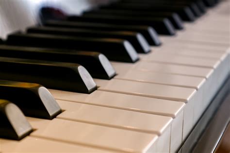 vaikas mokosi groti pianinu