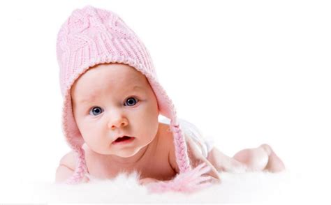 Kūdikis su kepure lauke vasarą