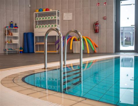 Vaikų mankštos baseine su kineziterapeutu