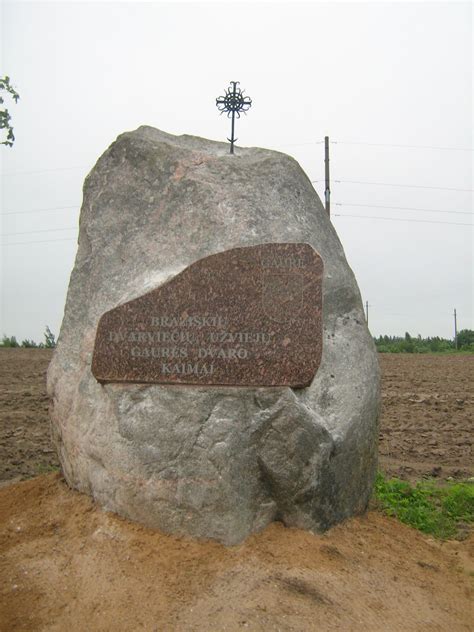 Memorialinis akmuo prie Hitlerio gimimo namų