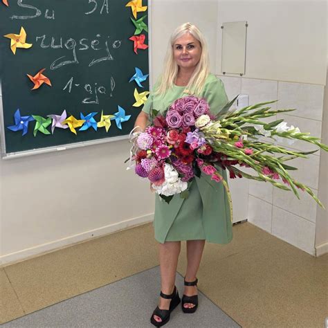 Vaikai daro ledus su druska ir ledo kubeliais