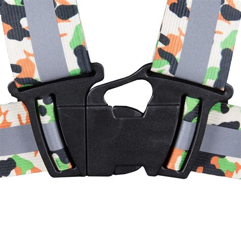 Vaiko nešiojanti atšvaitines petnešas tamsiu paros metu