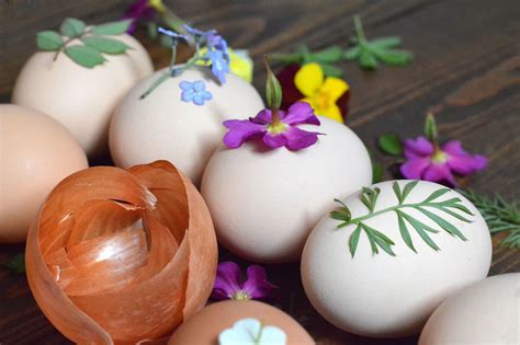 Margučių dažymas svogūnų lukštais